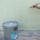 Etape 11 : Dans le cas d’un mur en parpaing où les joints d’assemblages apparaissent, revenir avec la brosse de pouce chargée de peinture, et repasser sur les joints afin d’obtenir une mise en peinture d’aspect homogène sur l’ensemble du mur. Laisser sécher 6 heures, et appliquer une deuxième couche si nécessaire.