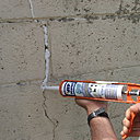 Etape 4 : Passer au pistolet extrudeur un cordon épais de mastic acrylique à l’intérieur des fissures.