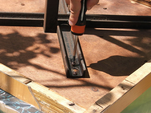 Etape 3 : Après avoir laissé le produit agir quelques minutes, dévisser toutes les vis de fixation.