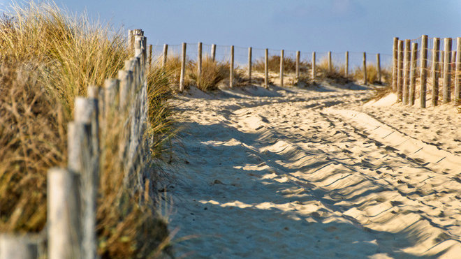 Prisée pour son calme éloigné des foules, la plage des Américains est idéale pour faire la sieste au soleil.