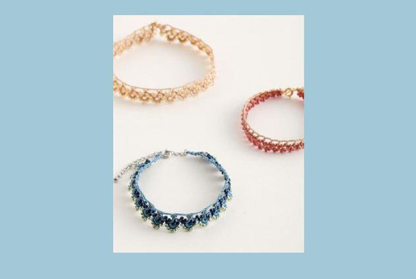 Bracelets en fil fin, agrémentés de perles, page 3 du livre.