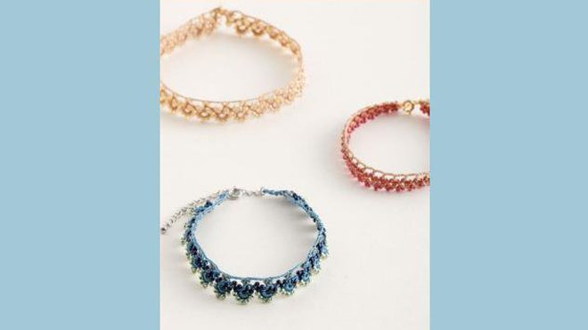 Bracelets en fil fin, agrémentés de perles, page 3 du livre.