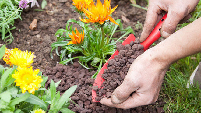 Etape 9 : Ajoutez une couche de pouzzolane sur le sol du parterre pour le protéger et assurer un bon drainage. Etape 9 : Ajoutez une couche de pouzzolane sur le sol du parterre pour le protéger et assurer un bon drainage.