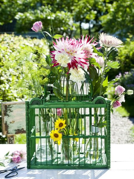 Un vase ampoule ou une fiole de laboratoire détournée feront de magnifiques soliflores pour vos petites fleurs.