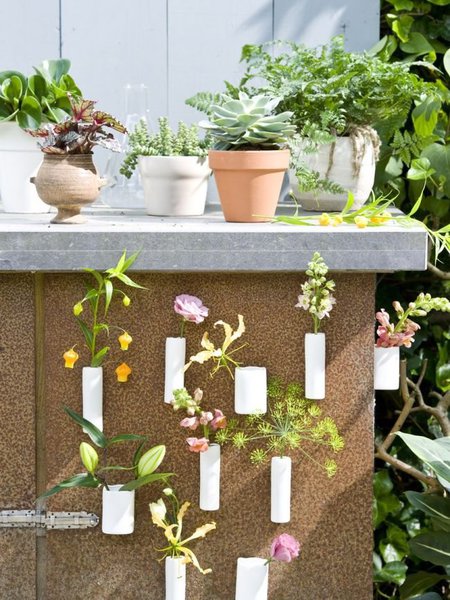 Les vases magnétiques Serax accueillent les petites fleurs cueillies au hasard des balades.