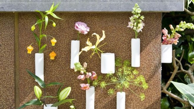 Les vases magnétiques Serax accueillent les petites fleurs cueillies au hasard des balades. Les vases magnétiques Serax accueillent les petites fleurs cueillies au hasard des balades.