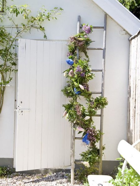 Les guirlandes fleuries se créent avec fleurs comme l’allium, le chrysanthème, le lys, l’hortensia et l’ancolie.