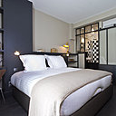 Seule chambre double deluxe, la Verrière est plus grande et offre une vue sur le square Sainte Croix de la Bretonnerie.