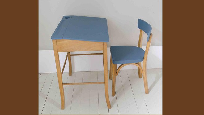 Un ensemble bureau et chaise des années 1960. Le plateau du bureau, dossier et l'assise de la chaise ont été peints en bleu azur. Le bureau comprend un emplacement pour les crayons, un pour l'encrier et un rangement sous le plateau. 34 x 63 x H 60 cm 160 €. Brocante La Bruyère.