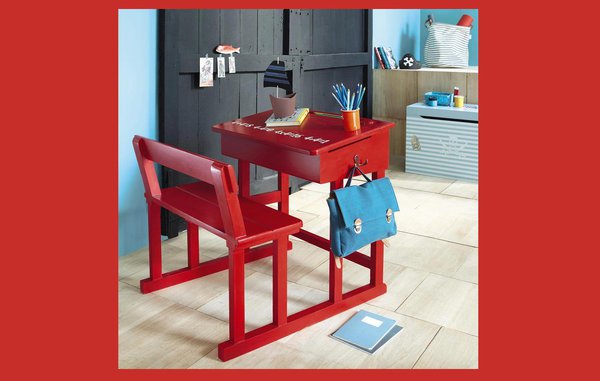 Pour les parents nostalgiques, un pupitre comme autrefois, mais rehaussé d'une belle couleur rouge. Il y a même le crochet pour le cartable ! 65 x 76 x H 63 cm. Structure en panneaux de fibres de moyenne densité. Piétement en contreplaqué de peuplier. 139 €. Bureau Pupitre. Maisons du Monde.