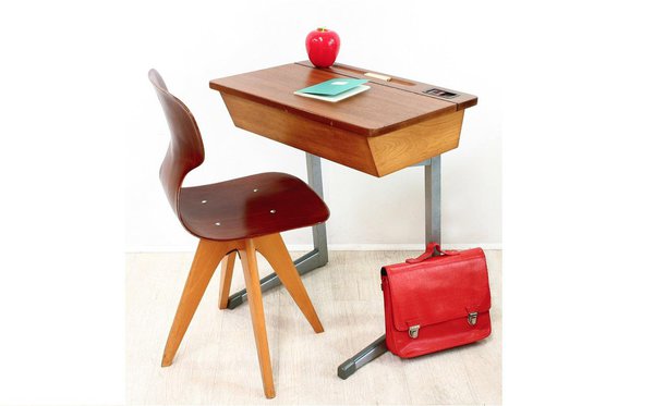 Un véritable bureau d'écolier des années 60, entièrement restauré. Il comprend un bureau à structure métallique dont le plateau se soulève pour ranger cahiers et livres. En bois de palissandre et pieds en hêtre. 42,5 x 60 x H 70 cm 410 €. Bianca & Family.