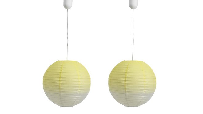 Une suspension en papier de riz peint et armature en bambou. Existe en diamètres 35 et 60 cm. Pastelia. Fly.