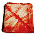 Une nappe en lin naturel, ornée de motifs uniques de tie & dye. 150 x 250 cm. Rouge Garance.