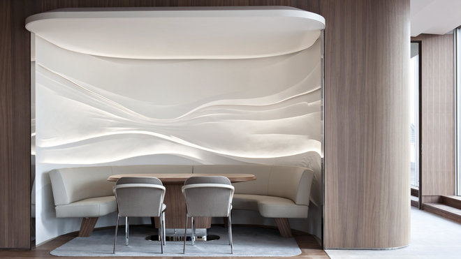 Dans chacune des trois alcôves, la vue accidentée de la neige qui croule est éclairée par un savant jeu de lumière dissimulé dans les plis de staff. Elle figure l’incursion d’une topographie irréelle dans le lieu. Le dessin de l’alcôve se diffuse au sol. Le motif de la moquette a été réalisé sur mesure.