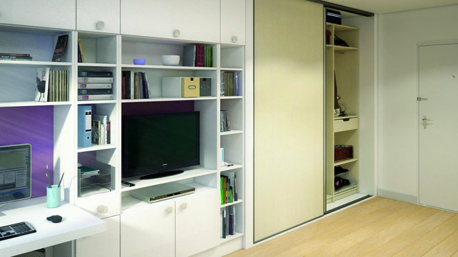 Comme encastré dans le mur, un dressing vient compléter cette impressionnante suite de rangements.