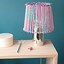 Une carcasse d'Abat-jour recouverte de fils tendus et noués est  page 59.