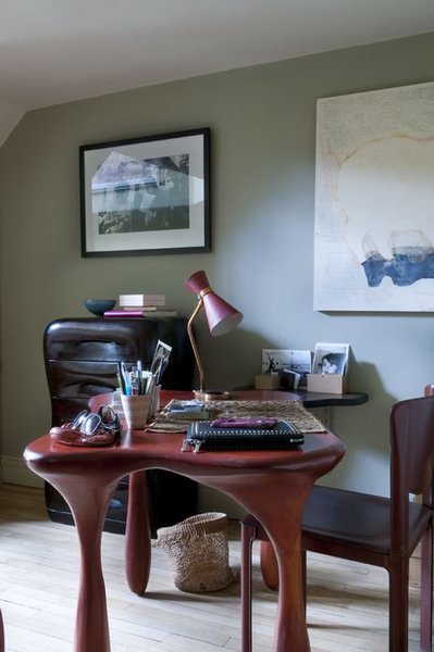 Dans le bureau, les pièces de mobilier sont des œuvres uniques chères aux propriétaires.