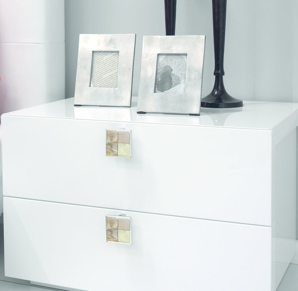 La collection Ambre par Marella Design assure un artisanat de qualité provenant d’Italie, avec des inserts uniques en véritables pierres d’ambre naturel. Originalité et style s’allient pour créer des produits d’excellence.