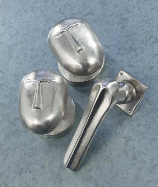 Série Rare propose des poignées de porte en bronze, dessinées par le designer Daniel Podva. Les pièces, empreintes de poésie, invitent au voyage, à l’image des modèles Drakkar et Princesse, une béquille et une patère de la collection Punique.