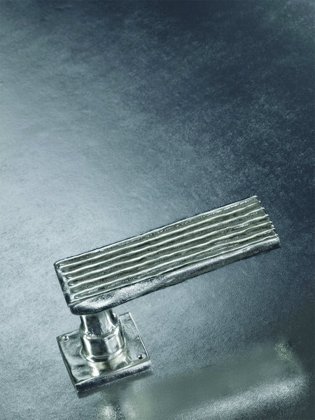 Studio, dessinée par Daniel Podva pour Série Rare, est un modèle qui embellira vos portes.