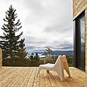 Depuis la terrasse, le garde-corps en verre se fait discret, dégageant ainsi la vue époustouflante sur le paysage.