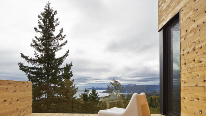 Depuis la terrasse, le garde-corps en verre se fait discret, dégageant ainsi la vue époustouflante sur le paysage. Depuis la terrasse, le garde-corps en verre se fait discret, dégageant ainsi la vue époustouflante sur le paysage.