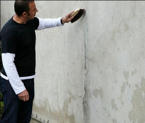 Etape 2 : dépoussiérer soigneusement le support.