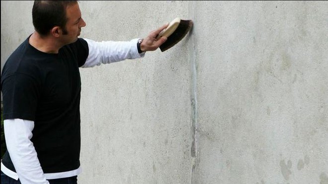 Etape 2 : dépoussiérer soigneusement le support.