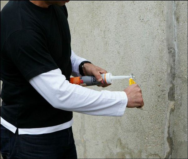 Etape 3 : pour préparer la cartouche, visser son embout et couper son extrémité en biais, à la taille du joint à réaliser.