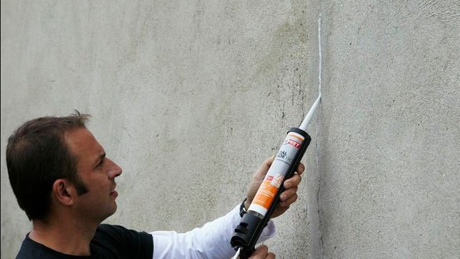 Etape 4 : appliquer à l'aide d'un pistolet à cartouche. Déposer un cordon régulier en poussant vers l'avant. Prendre soin de bien remplir le joint à combler.