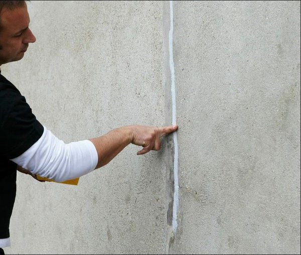 Etape 5 : lisser le joint à l'état frais au doigt, et essuyer les bavures à l'éponge. Il est conseillé de ne pas exposer le joint aux intempéries dans les 5 heures suivant la pose.