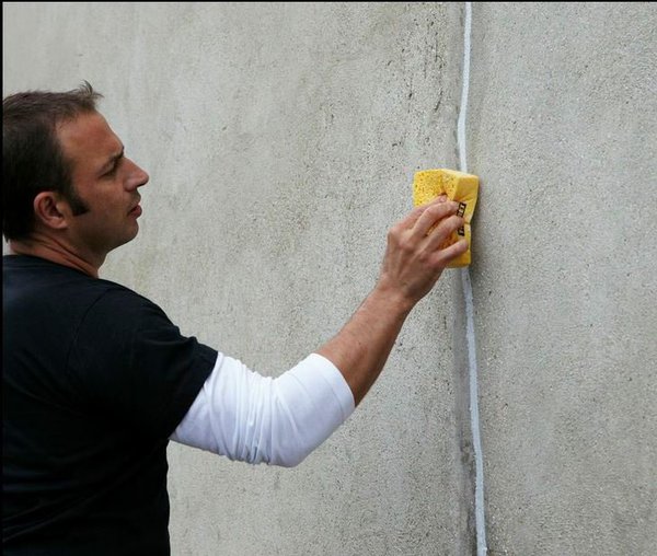 Etape 6 : après séchage, la fissure est réparée de façon durable, et permet un recouvrement 12 heures après application.