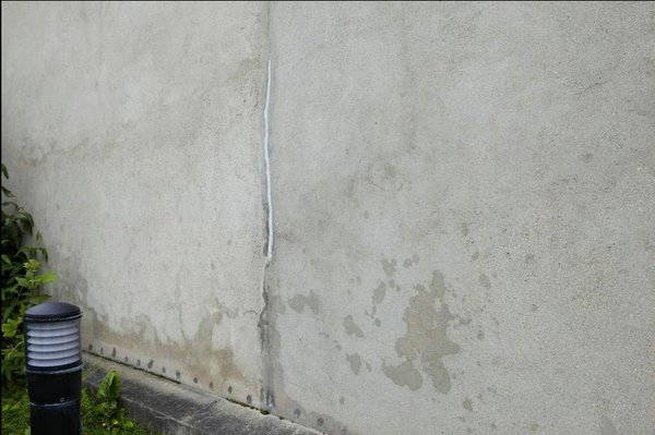 Après traitement des fissures, le mur extérieur a retrouvé une belle allure.