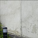 Avant le traitement, le mur extérieur présentent de vilaines fissures apparues à cause des différences de températures entre les saisons, des vibrations de la rue...