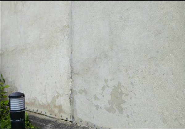 Avant le traitement, le mur extérieur présentent de vilaines fissures apparues à cause des différences de températures entre les saisons, des vibrations de la rue...
