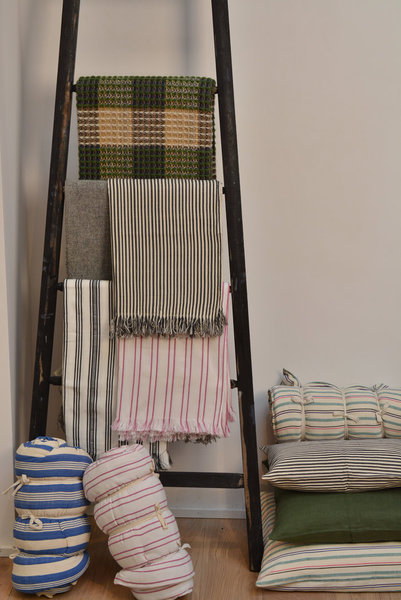 Plaid, petit matelas d’appoint, coussins, en coton, lin ou laine, expriment toute la simplicité et la belle qualité des produits.