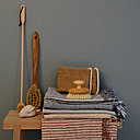 L’univers du bain décline des brosses, des serviettes de toilette inspirées du sauna scandinave.