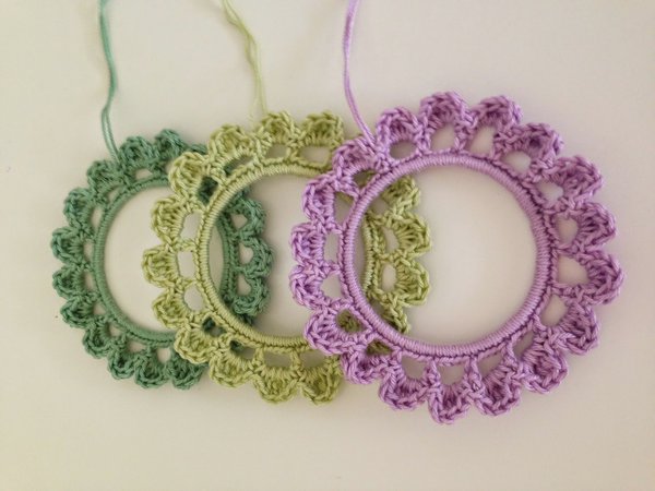 Série de cadres en crochet à partir d’un cercle d’abat jour.
