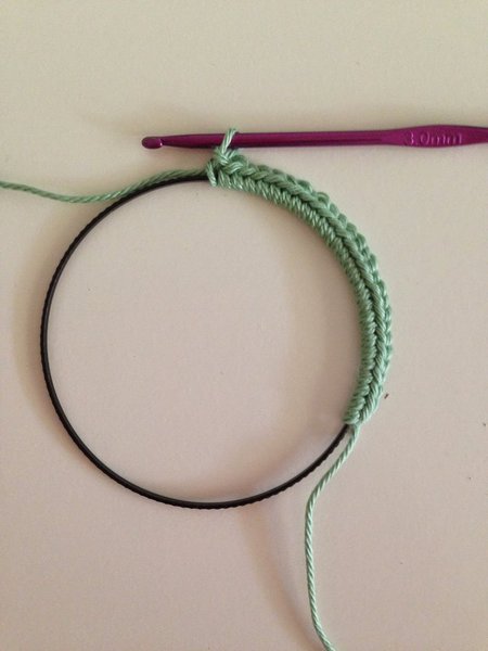 Etape 1 pour réaliser un cadre en crochet à partir d’un cercle d’abat jour.