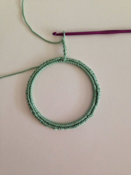 Etape 2 pour réaliser un cadre en crochet à partir d’un cercle d’abat jour.