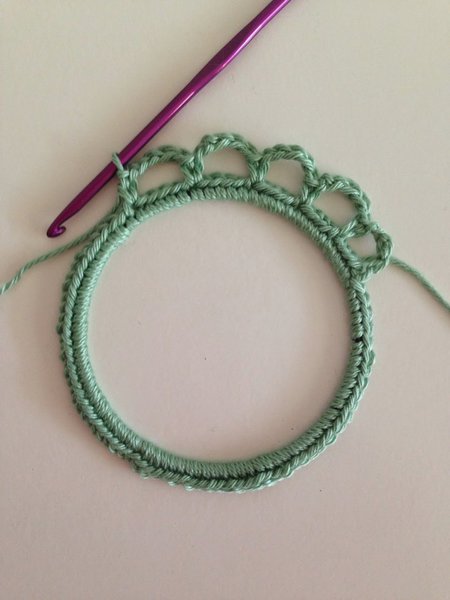 Etape 3 pour réaliser un cadre en crochet à partir d’un cercle d’abat jour.