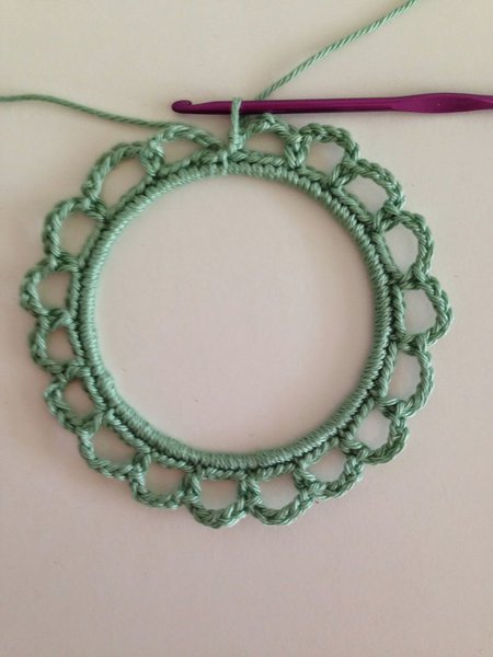 Etape 4 pour réaliser un cadre en crochet à partir d’un cercle d’abat jour.