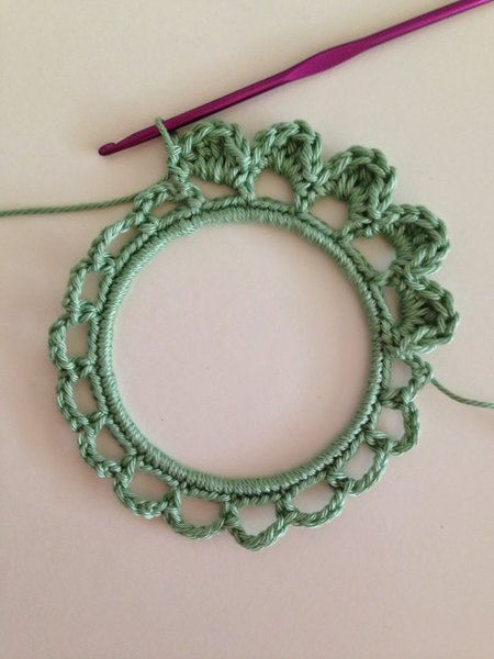 Etape 5 pour réaliser un cadre en crochet à partir d’un cercle d’abat jour.