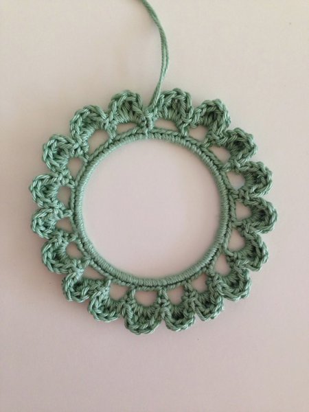 Etape 6 pour réaliser un cadre en crochet à partir d’un cercle d’abat jour.