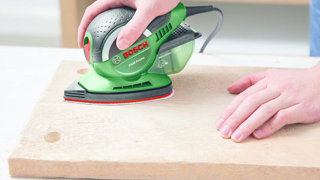 Etape 3 : Poncez les surfaces et les bords de la planches avec la ponceuse.