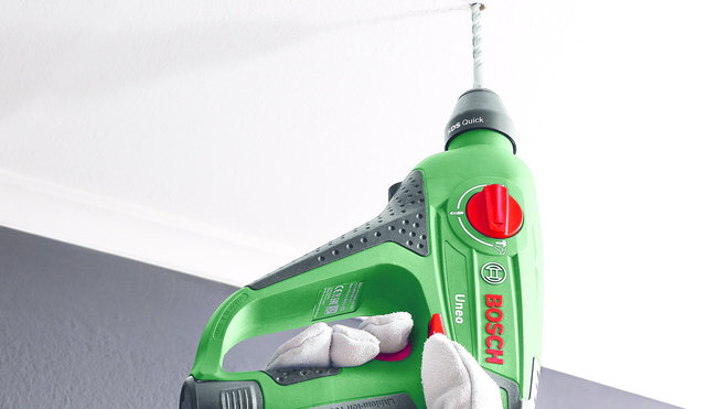 Etape 5 : Percez le plafond aux endroits déterminés avec un foret à béton et un marteau perforateur et fixez les crochets.