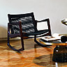 Classique et contemporain, le fauteuil à bascule Euvira imaginé par Jader Almeida offre un confort d’assise apporté par les nombreuses cordes qui le composent. 2 448 € sur Voltex.fr.
