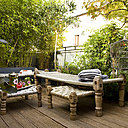 Lit traditionnel indien, le charpoy Ouma est composé d’un cadre de bois, provenant de forêts replantées, tressé de cordes tendues. A partir de 400 €.