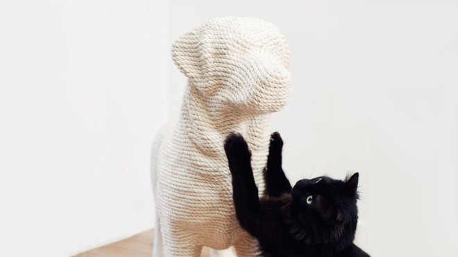 Griffoir insolite en corde créé par Erik Stehmann, DOG est la nouvelle cible des jeunes chats fous qui s’attaquent aux meubles. 649 € sur le site de la marque.