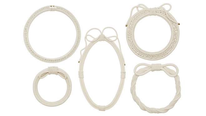 Conçus par Guillaume Dollinger et Alexandre Fléveau, les cadres en corde de coton Soonsalon ont un style doux à la limite entre le contemporain et le traditionnel. De 58 € à 159 € selon le modèle sur le site de la marque.